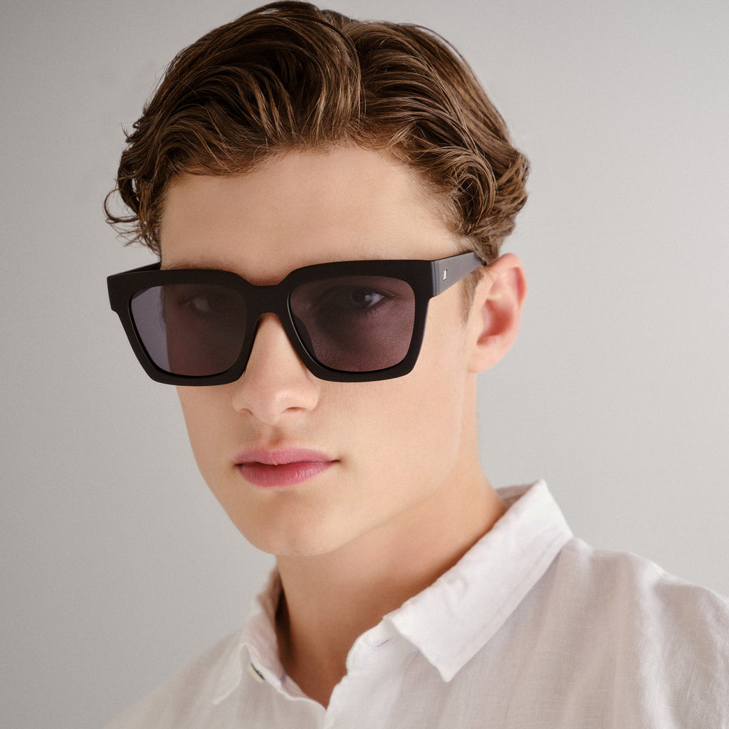 Le Specs WEEKEND RIOT MATTE BLACK in SMOKE MONO POLARIZED